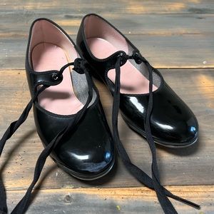 Capezio women’s black tap shoes